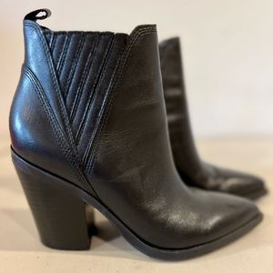 Marc Fisher black leather POINTY TOE BOOTIE
Size 51/2